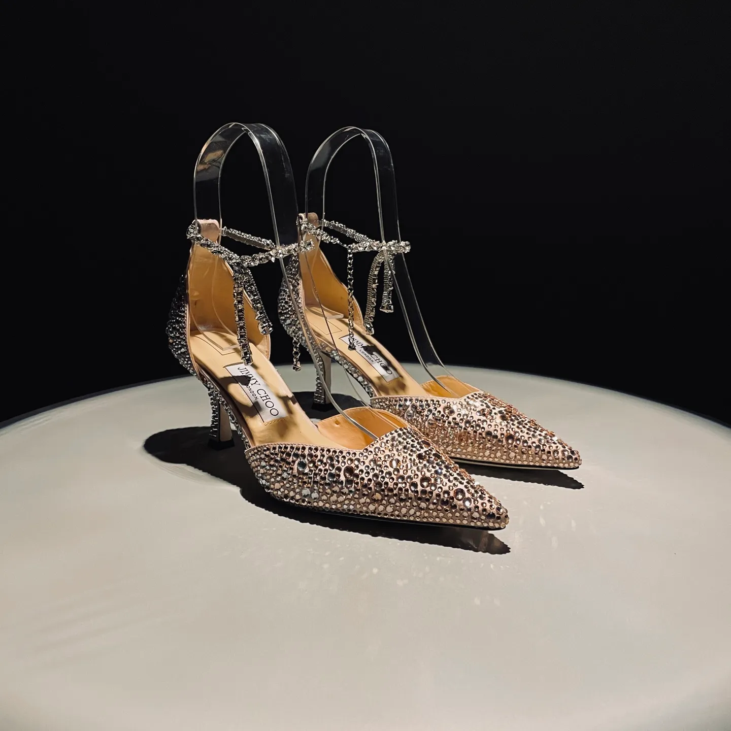 👟👟Ex-factory price 720👟👟 Jimmy Choo/Jimmy Choo classic diamond chain pointed toe crystal high-heeled sandals. Excellent crystal shoes. So beautiful that you can't take your eyes away. The shape of the shoes is very delicate and not too narrow and long. The internal space is sufficient to allow the toes to relax enough. The rhinestones outline a charming arc on the instep. It is simply beautiful. It has a 360-degree surrounding fairy atmosphere. Gorgeous without being exaggerated! ! The fabric is made of imported silk, with imported sheepskin lining. Customized A-grade Italian genuine leather sole. Heel height: 6.5 or 8.5. Size: 35-40 (41, 42, 43 customized, non-refundable)